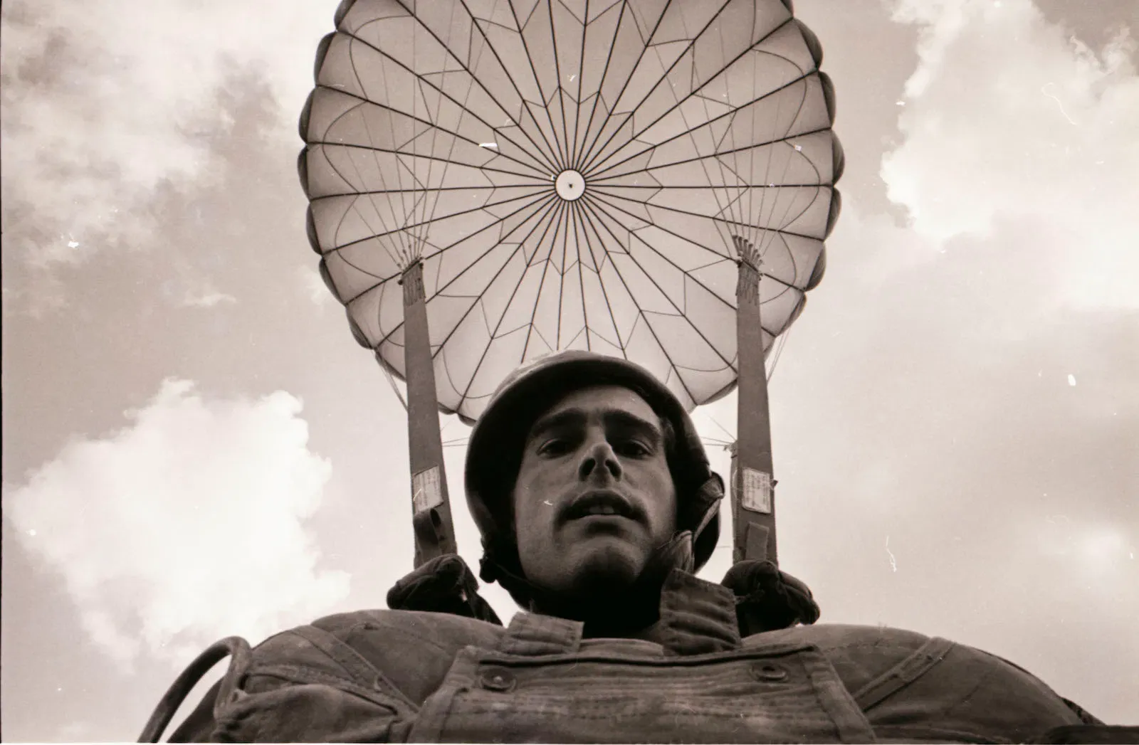 Sean Flynn, parachuting