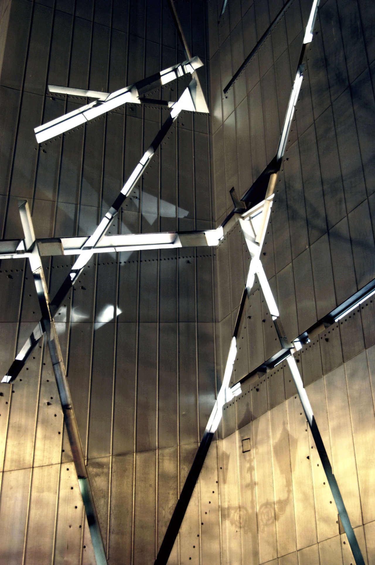 Transformation of the “Star of David” in the elevation of Libeskind’s Jewish Museum